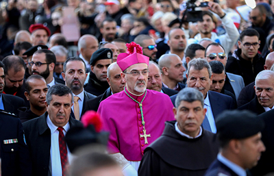Monsignor Pierbattista Pizzaballa (al centro) in uno scatto del 2019 a Betlemme. (foto Wisam Hashlamoun/Flash90)