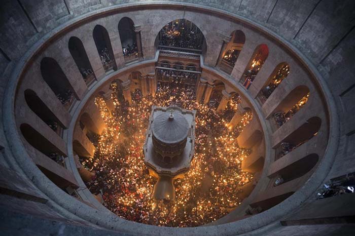 L'interno della basilica del Santo Sepolcro a Gerusalemme - Epa/Atef Safadi